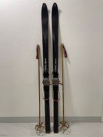 Ski (A 8), Holzski von ca. 1940 mit Stöcken