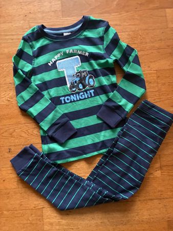 Schönes Pyjama Gr. 110/116, Neu