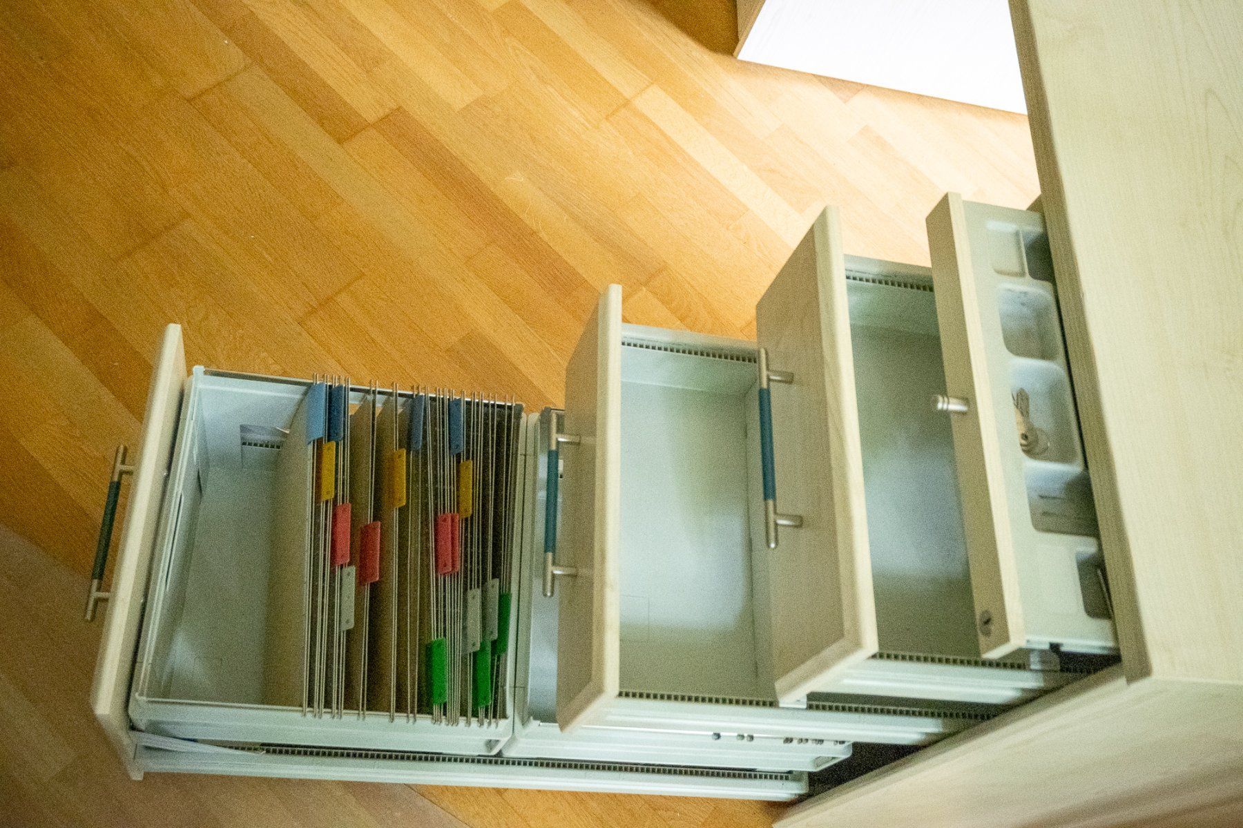 Scrivanie: Bürotisch mir 2 verschliessbaren Korpusse – Usato da Winterthur venduto da Pantoffelkino 2