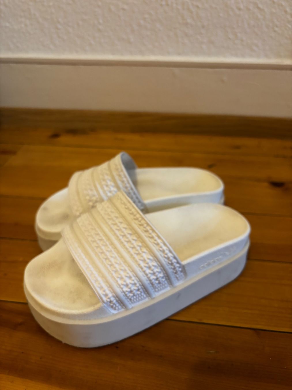 Adidas Damenschuhe: Adidas adilette plateforme 37 – Gebraucht aus Vevey von tach