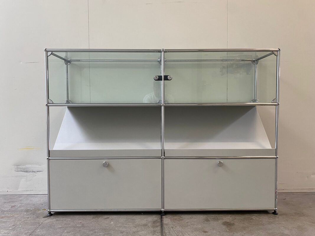 USM Scaffali: USM Haller Regal/Vitrine 2x3 lichtgrau – Usato da St. Gallen venduto da MSMoebelhandel 1