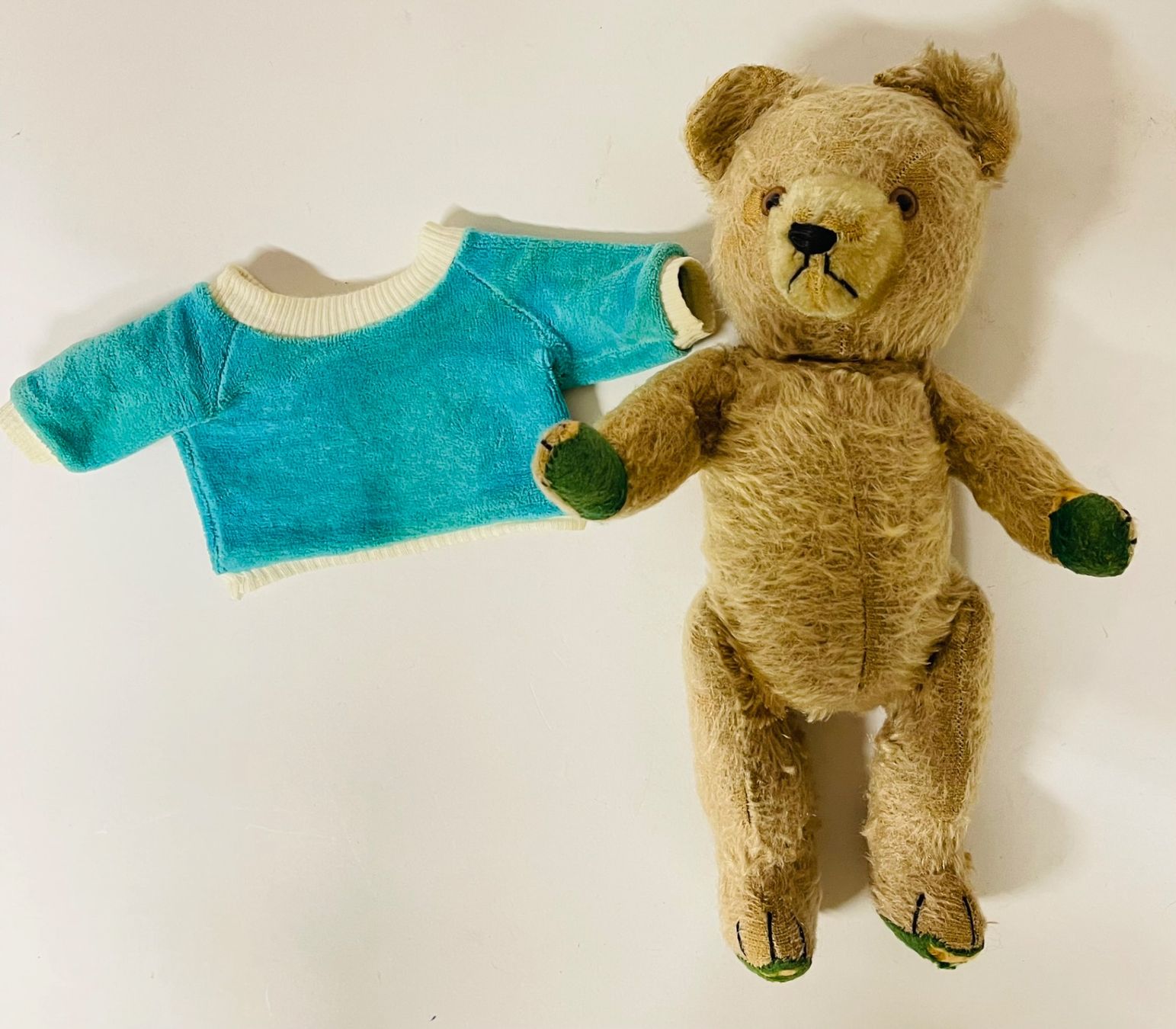 Spielzeuge: Süsser kleiner Teddybär mit blauem Pullover;-) – Gebraucht aus Olten von ELHANDEL 1