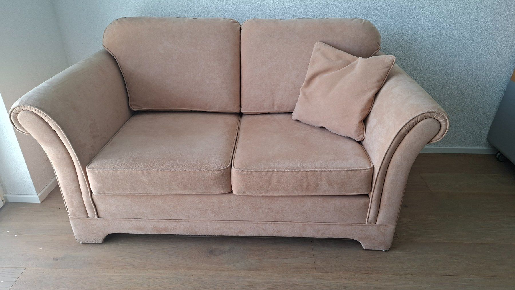 Sofas: 2er Sofa beige/lachs Alcantara – D'occasion à Emmenbrücke par thokasaluni
