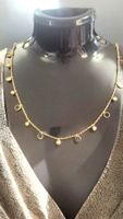 Collana color oro giallo con ciondoli neri e zirconi