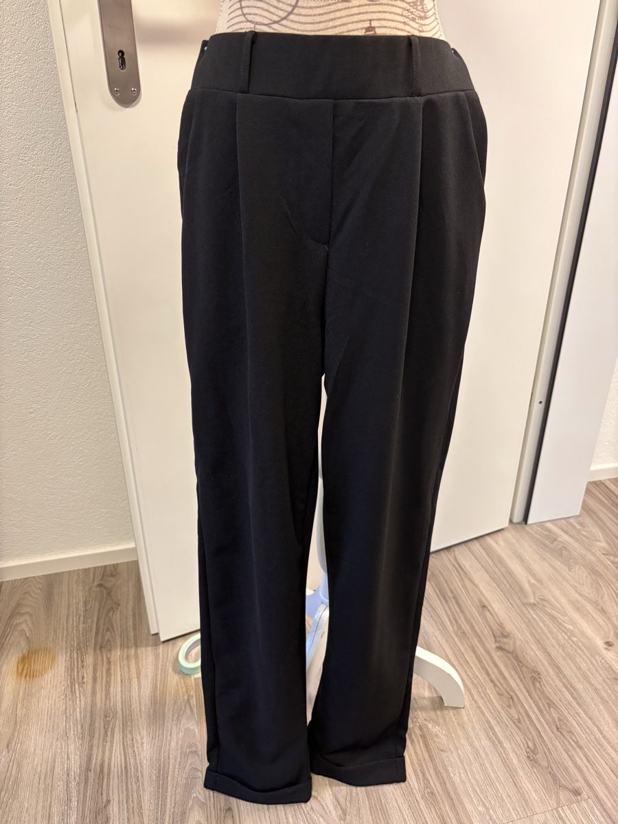 Hosen: schwarze leichte Damenhose Grösse S – Gebraucht aus Gossau SG von Swisslady25