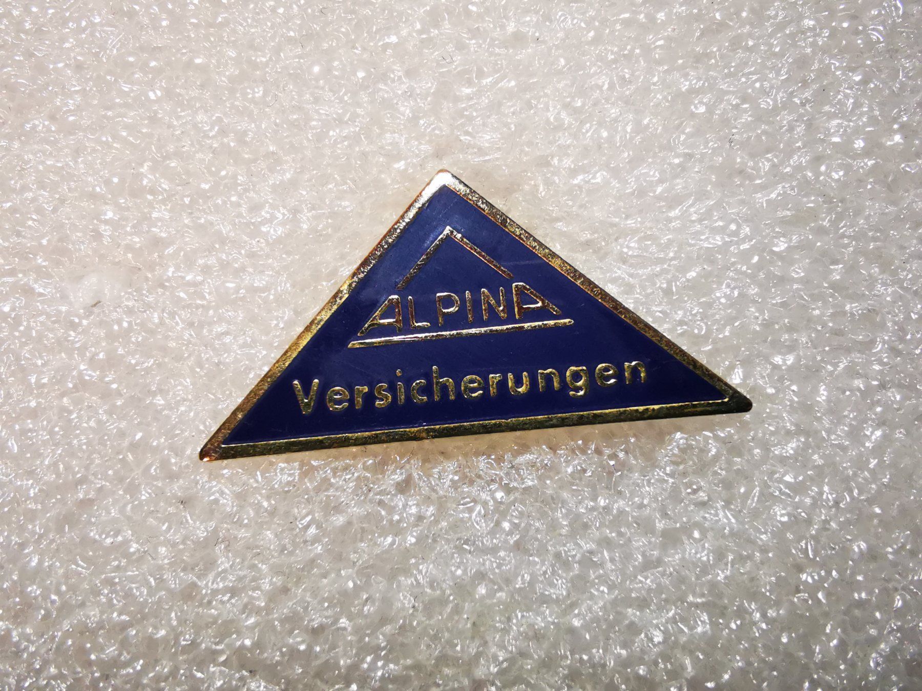 Plaketten & Abzeichen: Ansteckpin 72: Alpina Versicherungen – Gebraucht aus Oppligen von Pin-Fall-Shop