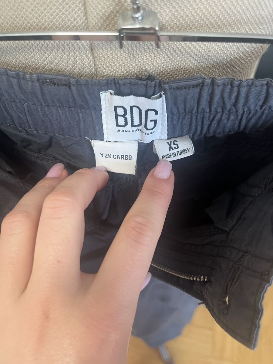 Urban Outfitters Pantaloni: Low waist cargo trousers – Usato da Lausanne venduto da Lillielillie 2