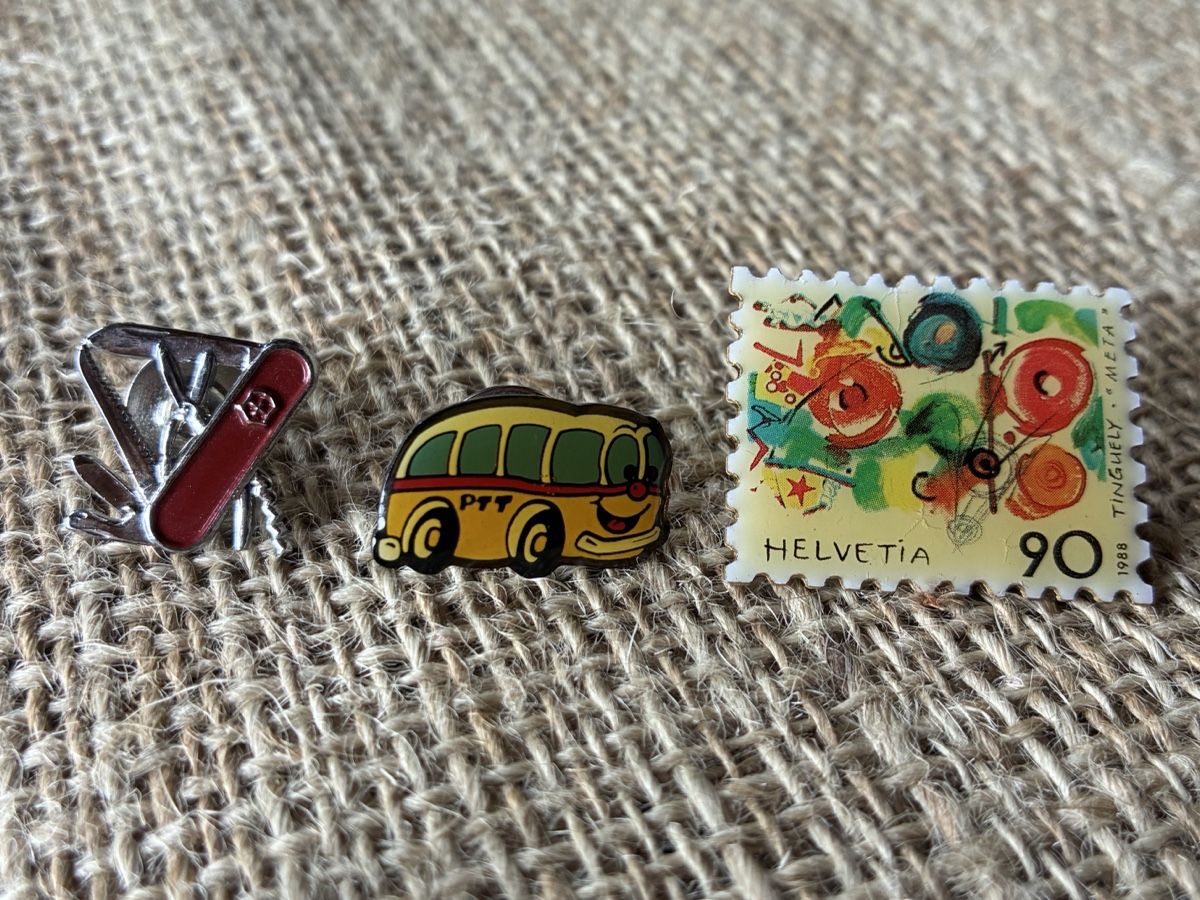 Plaketten & Abzeichen: Pin Set -  Postauto, Tinguely Briefmarke, Taschenmesser – Gebraucht aus Ebnat-Kappel von ponyhales