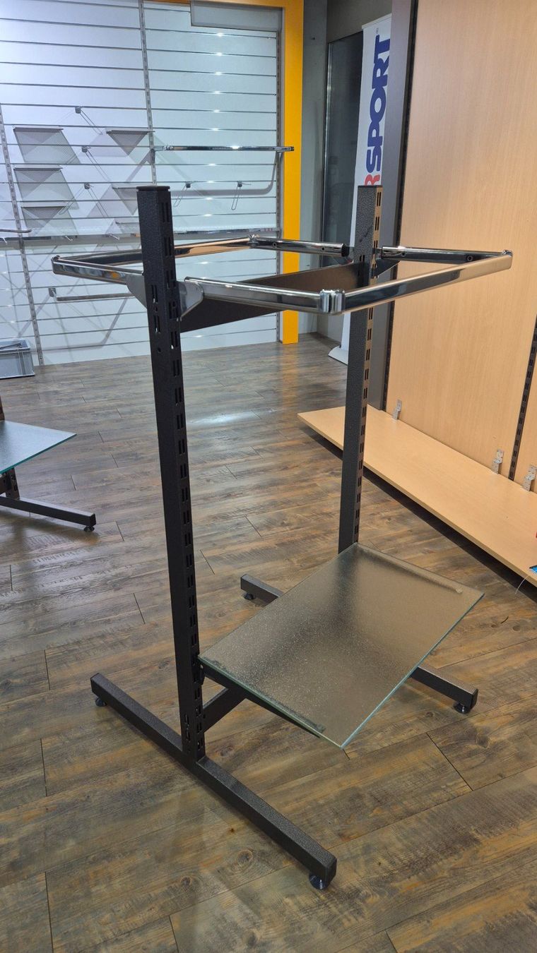 Scaffali: Freistehendes Verkaufsgestell Hammerschlag – Usato da Lyss venduto da HeinigerSport-Lyss