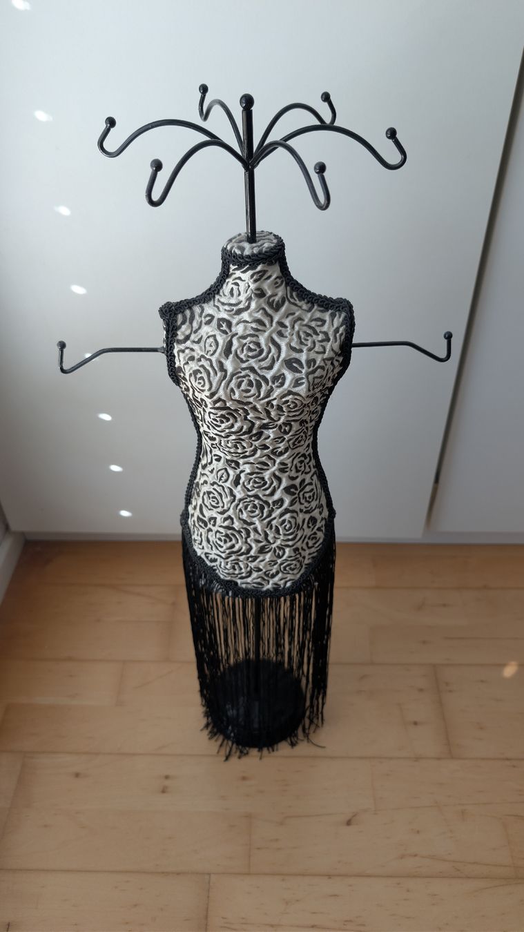Autres décorations & accessoires: Schmuckbuste – D'occasion à Stäfa par Viviane77 1