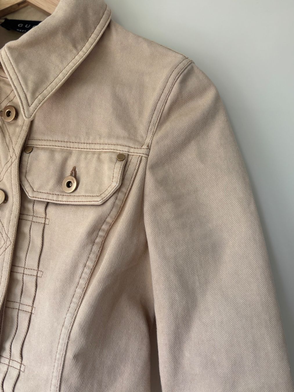 Gucci Vestes: Gucci Jeansjacke beige XS 34 – Neuf (Voir description) à Herrliberg par mayfi 2
