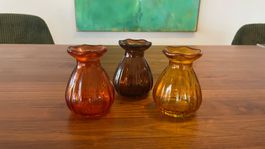 3 kleine Glasvasen bernsteinfarben und orange gerippt