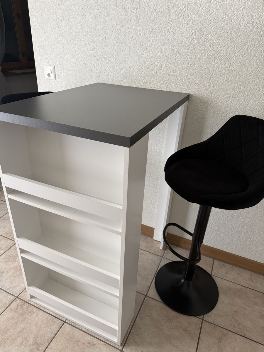 Tavoli: Bartisch mit Barhocker, Top Zustand, muss abgeholt werden – Nuovo (secondo la descrizione) da Ibach venduto da sab_gqg7 1
