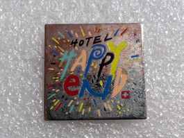 Ansteckpin 290: Hotel Happy End