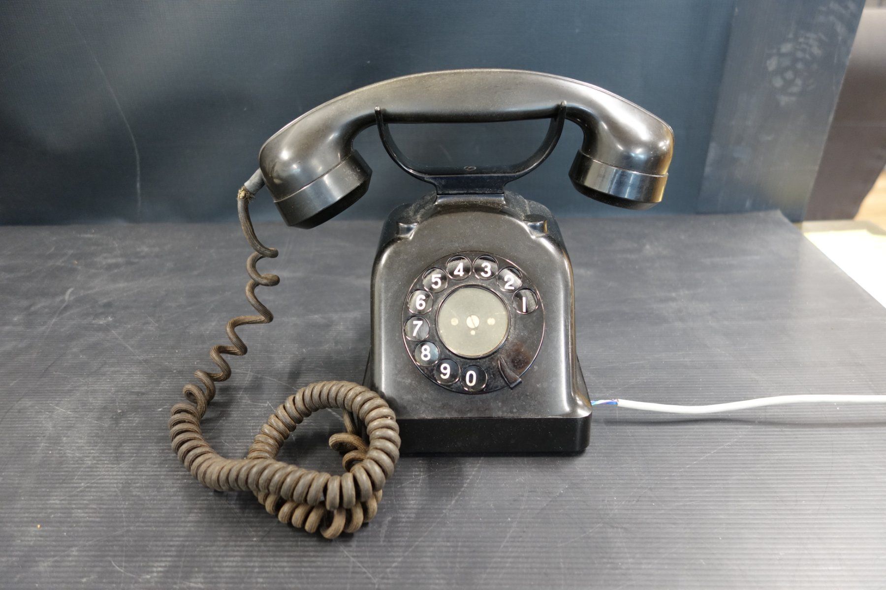 Telefoni: Antiker schwarzer Wählscheiben-Telefon-Klassiker – Usato da Basel venduto da bk_brockibasel