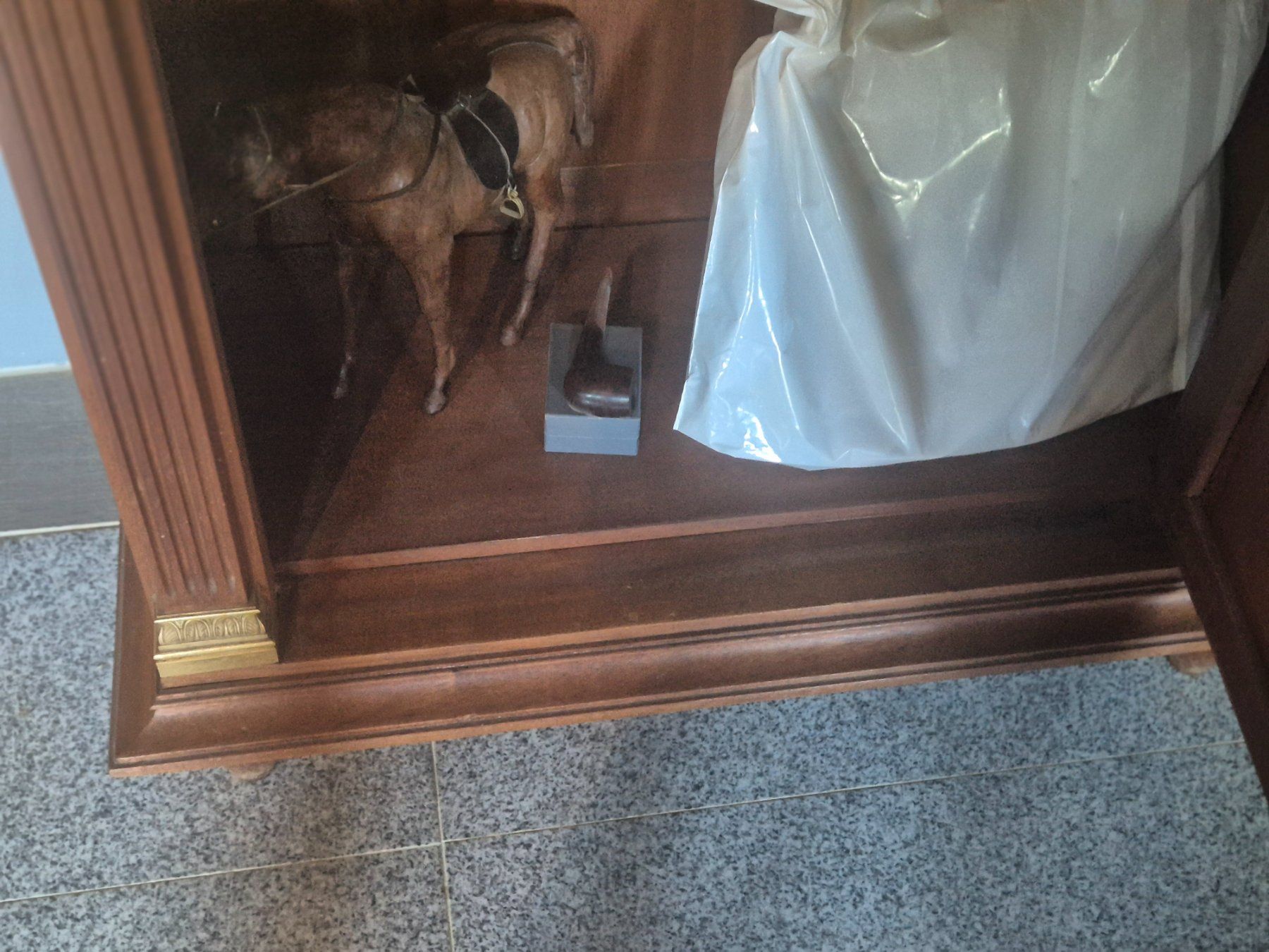 Vetrine: Exceptionnel meuble vitrine Empire – Usato da Morgins venduto da pmd_px9d 8