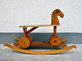 klassisches Schaukelpferd mit Rollen Schaukel Pferd