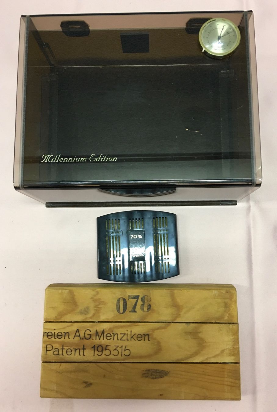 Humidificateurs: Zigarrenkiste Millennium Edition mit Hygrometer Acryl – D'occasion à Olten par ELHANDEL 4