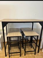 Bat Tisch mit 4 Hockern