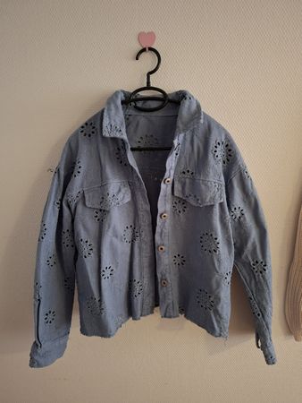 Damen Jacke hellblau mit Lochstickerei guter Zustand