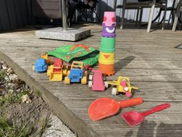 Spielzeugfahrzeuge und Stapelbecher für Sandkasten Konvolut