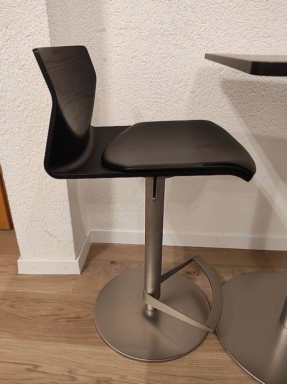 : Table et tabourets de bar – Usato da Lausanne venduto da fbe_m7n7 2