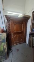 Antiker Schrank aus Holz mit Schnitzereien gebraucht