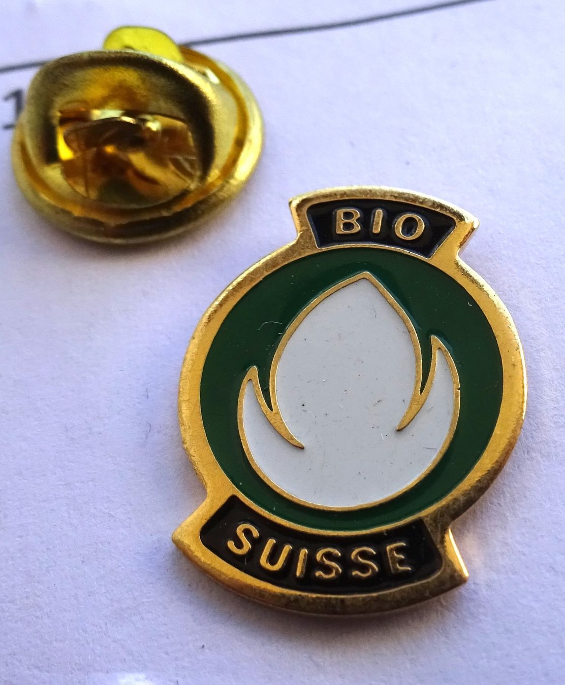 Plaketten & Abzeichen: Pin KNOSBE Bio Suisse – Gebraucht aus Utzenstorf von BUtter81