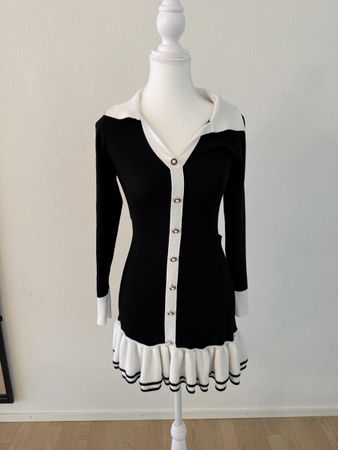 Schwarz-Weisses Strick-Minikleid mit Cut-out Rücken & Rüsche