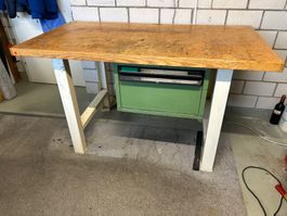 Robuste Werkbank mit Schublade