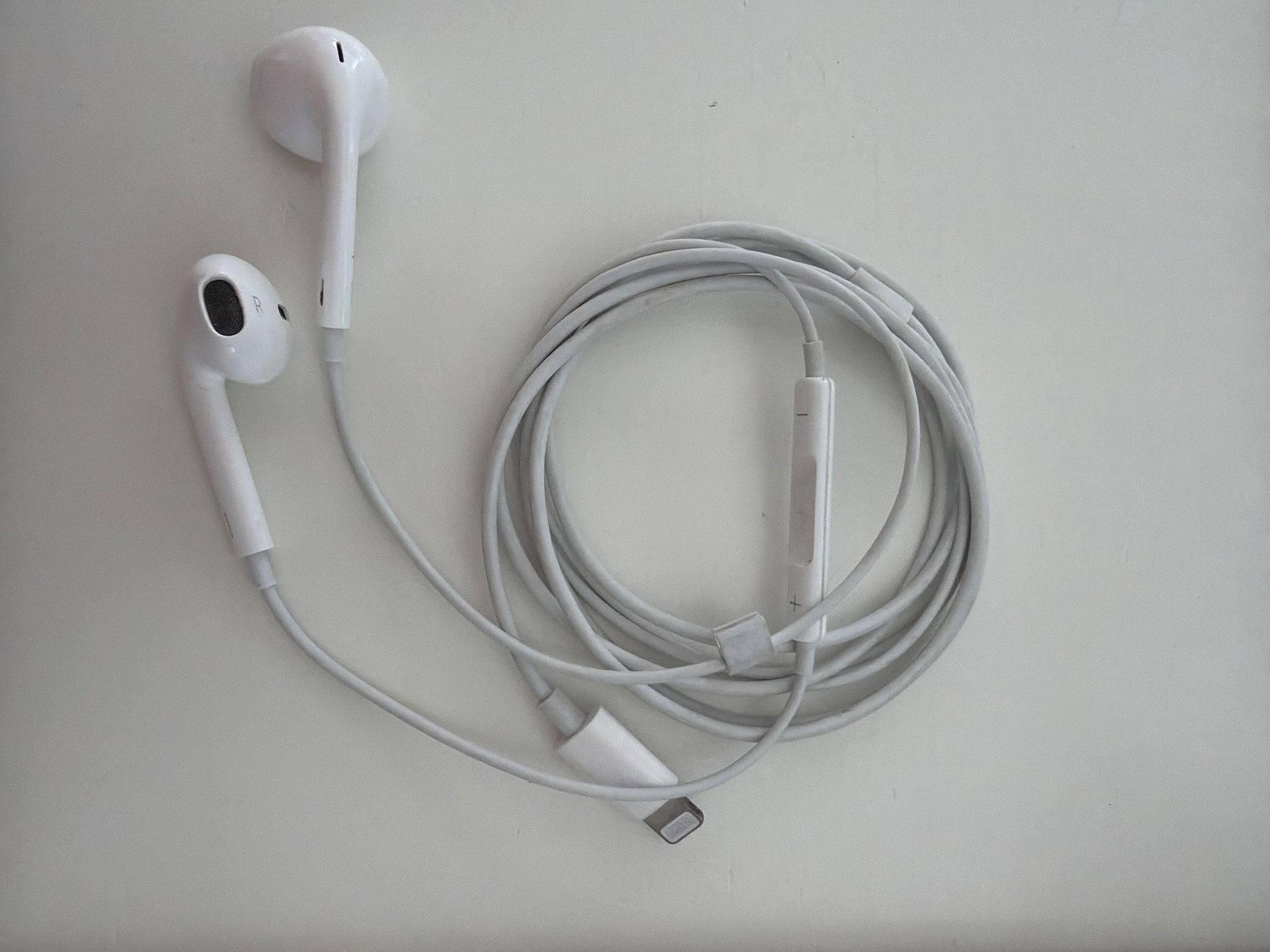 Apple Kopfhörer: Apple EarPods Lightning weiss gebraucht – Gebraucht aus Neuhausen von ast_5f9x