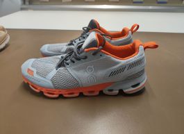 ON Cloud Laufschuhe Grösse 42/US M8.5 Top Zustand!