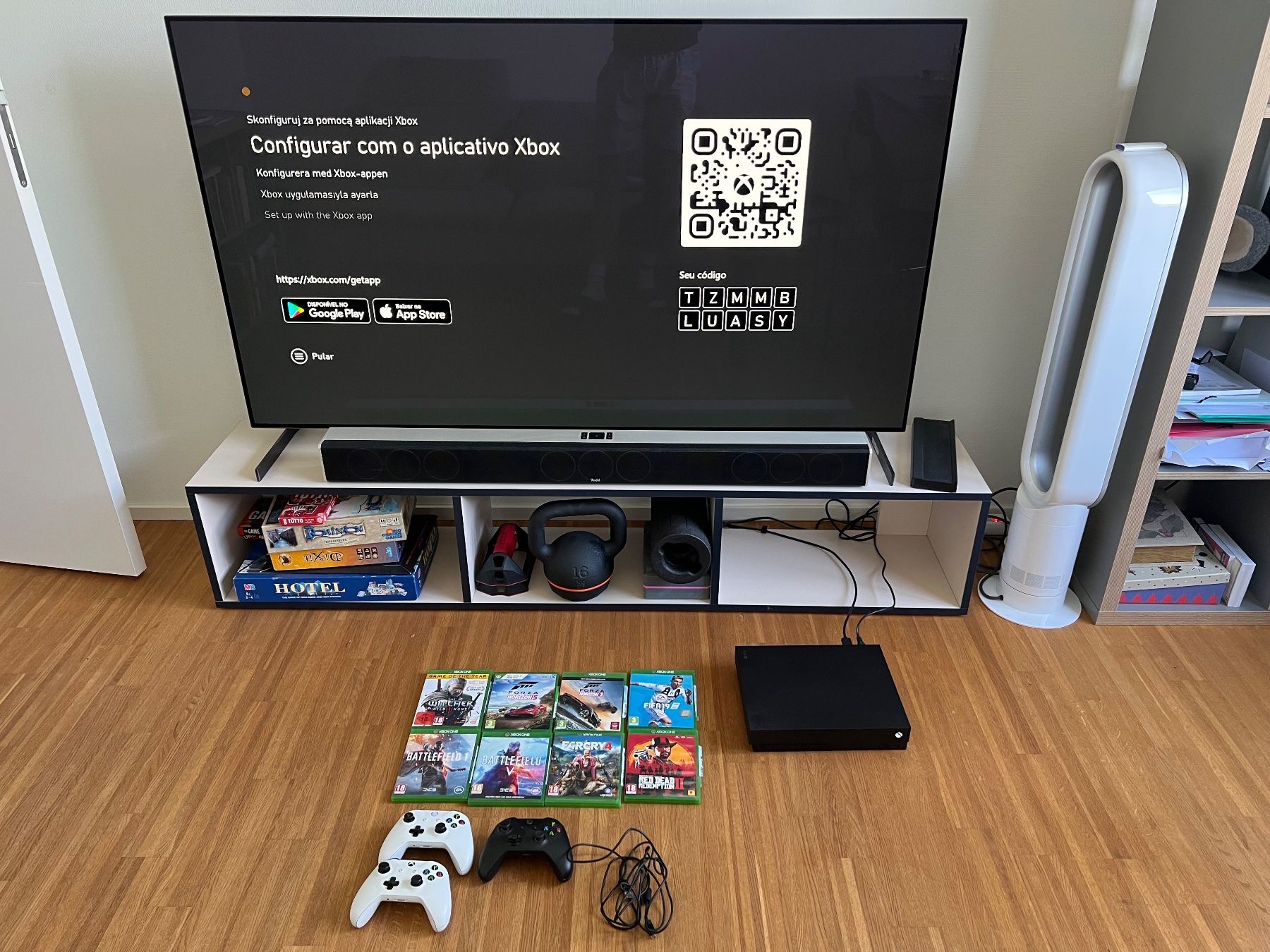 Microsoft Konsolen: Xbox One X inkl. 3 Controller und 8 Games – Gebraucht aus Horgen von Plutz 1