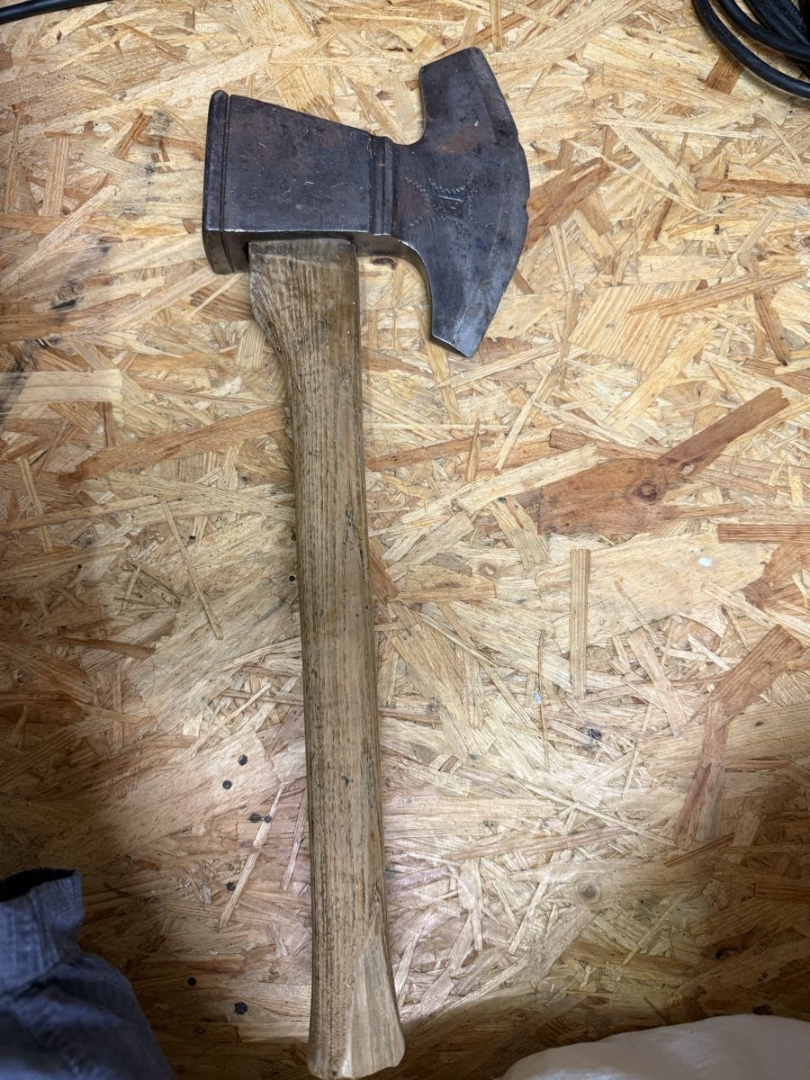 Tutti gli attrezzi: Alte Axt / Beil mit Holzstiel, ca. 50 cm – Usato da Langnau am Albis venduto da shukiBuki 2