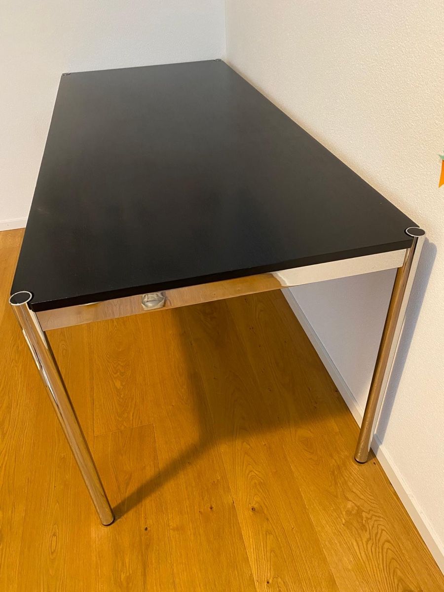 USM Bureaux: USM Haller Tisch schwarz – D'occasion à Sempach par step79 1