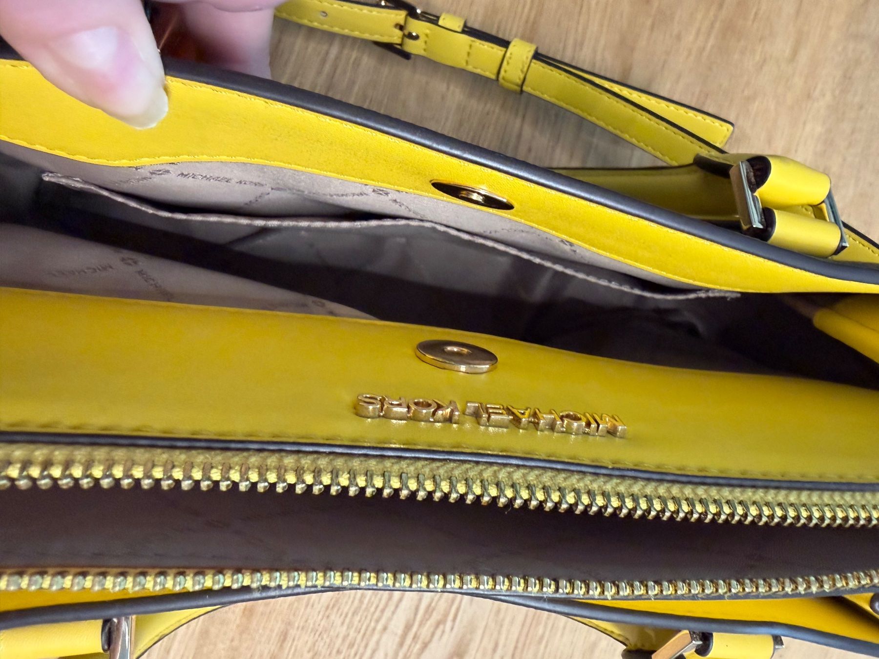 Michael Kors Borse da donna: Michael Kors - Hope Medium Messenger Bag – Usato da Triesen venduto da anschi1986 4