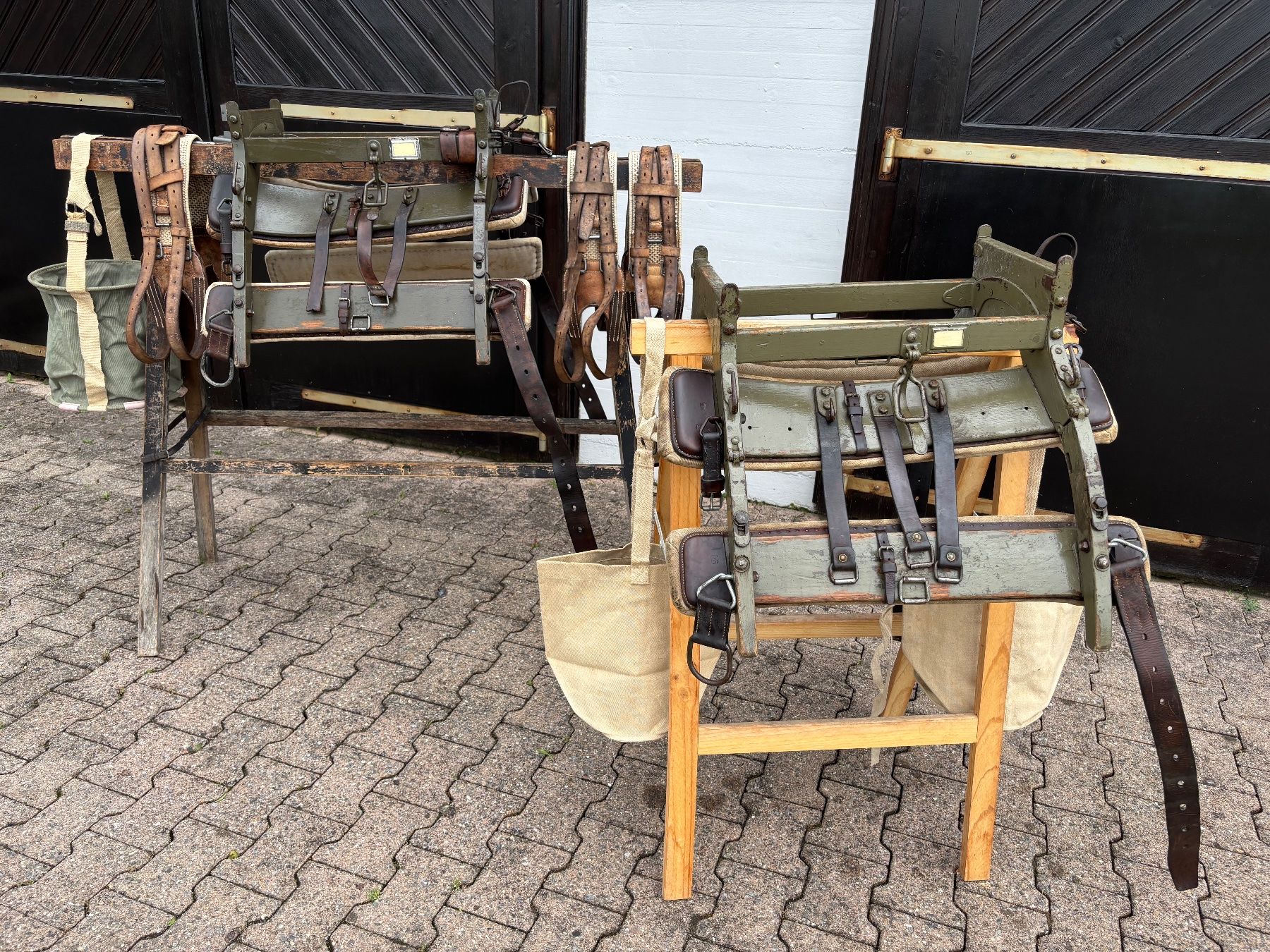 Kutschen: 2 original Bastsättel Schweizer Militär – Gebraucht aus Feldbach von Olive1 1