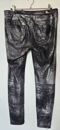 Silbern glitzernde Hose