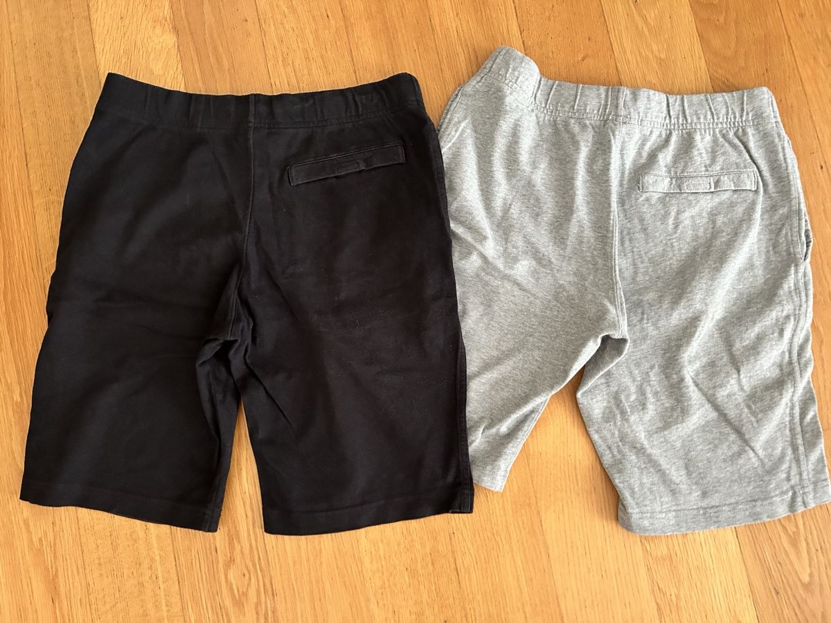 Nike Pantaloni: 2 Nike Shorts Schwarz und Grau Grösse S – Usato da Rupperswil venduto da Birke11 2