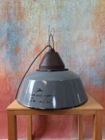 Restaurierte Emaille Industrie Lampe