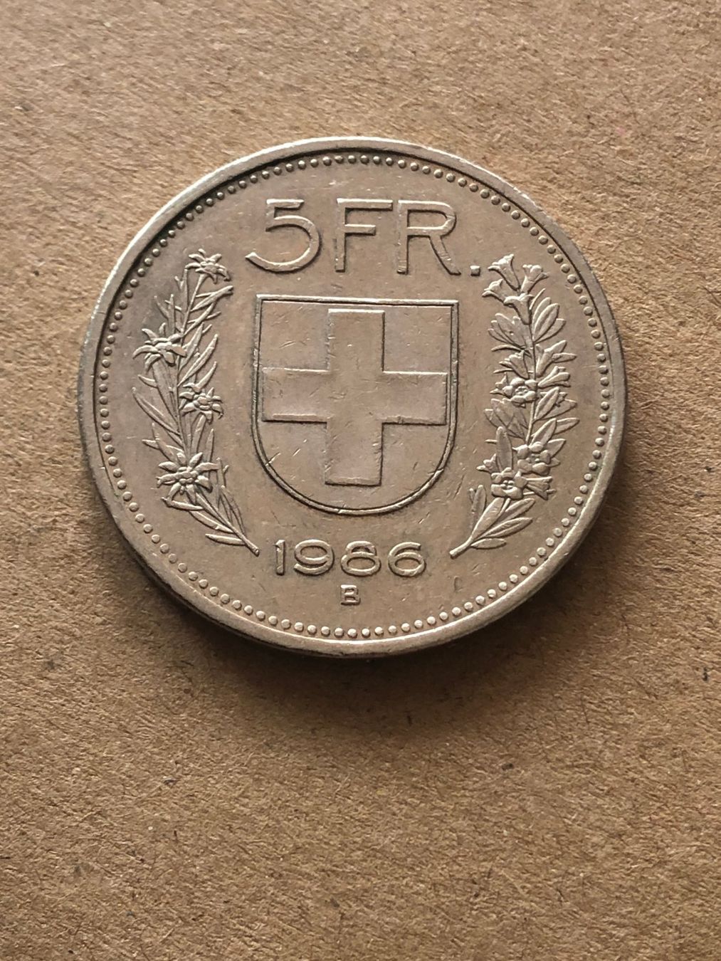 Tutti le monete: 5 Fr. 1986 mit vertiefter Randschrift – Usato da Schötz venduto da Odpa