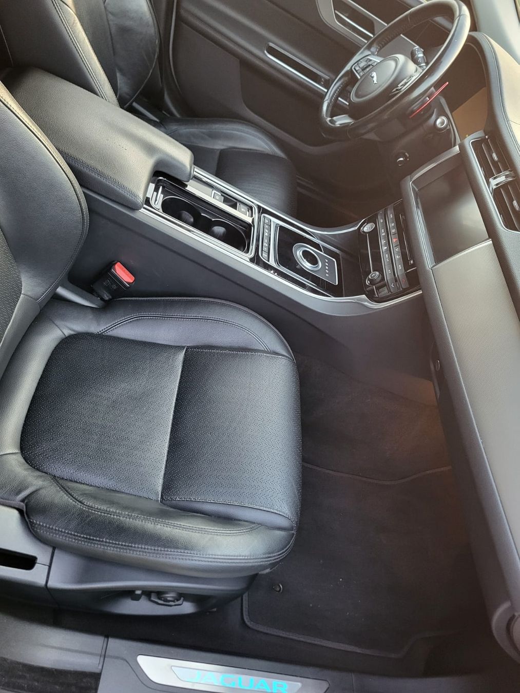Jaguar Automobili: JAGUAR XF 3.0 – Usato da Wetzikon ZH venduto da sha_96dr 5