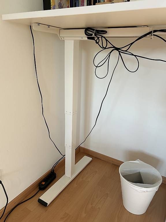 Schreibtische: Verstellbarer Tisch – Gebraucht aus Winterthur von nao_f6fr 2