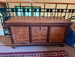 Coffre de mariage ancien à marqueterie