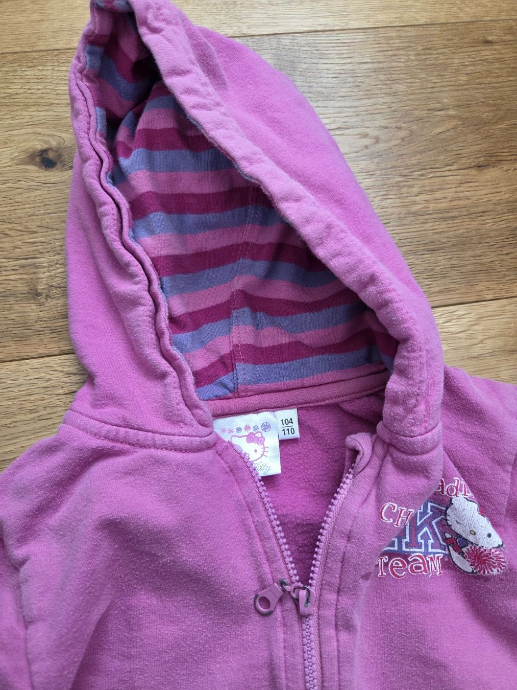 Lotti & Set di vestiti: Hello Kitty Jogginganzug, Gr. 104/110, Trainer – Usato da Ottikon venduto da swiftchocolate 2