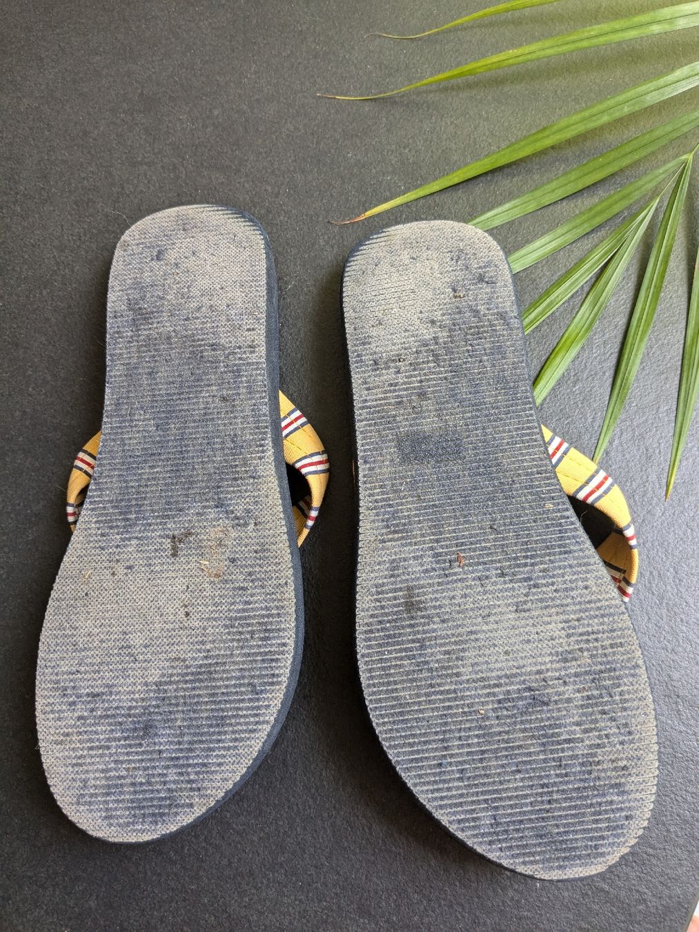 Tommy Hilfiger Scarpe da donna: Tommy Hilfiger Flip Flops gelb – Usato da Küssnacht am Rigi venduto da schweizerrose 2
