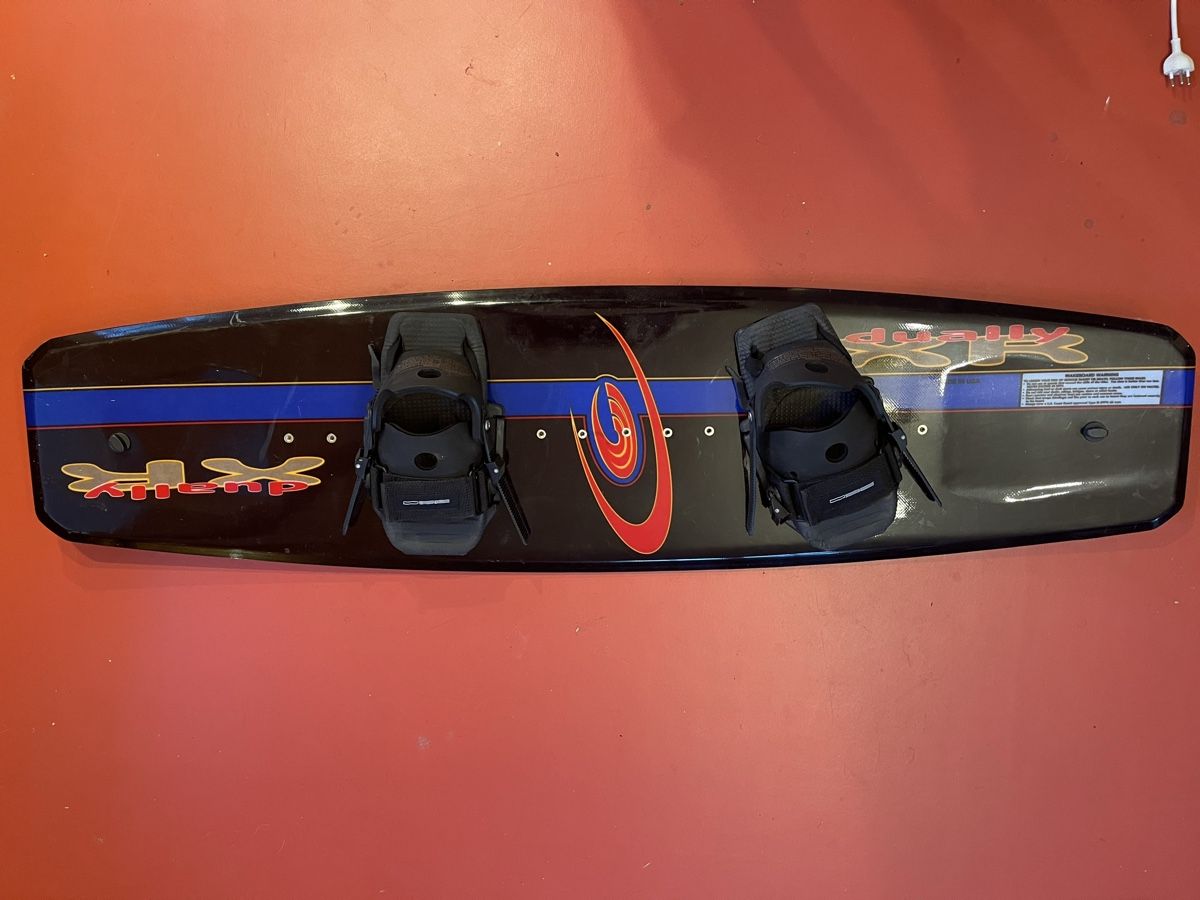 Surfboards & Schwimmbrette: Wakeboard Connelly Grösse M mit Bindung made in USA – Gebraucht aus Zürich von Helben