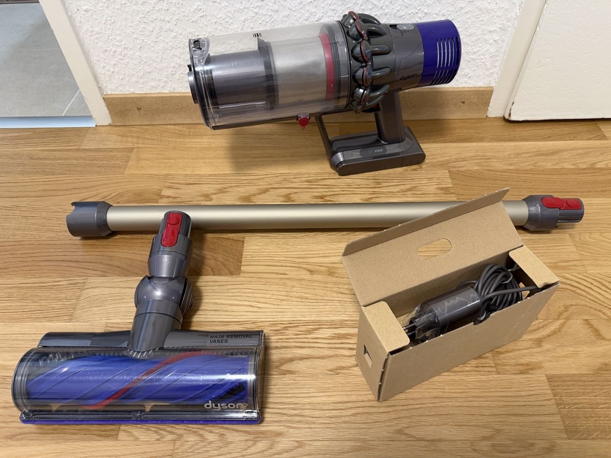 Dyson Aspirateurs & Accessoires: Dyson V10 cyclone absolute  – D'occasion à Meyrin par SA_3006