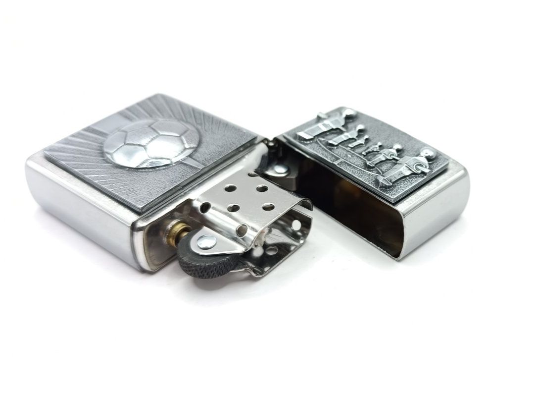 Zippo Feuerzeuge: ZIPPO Kicker Emblem Feuerzeug 2007885 – Neu und originalverpackt aus Ennenda von Benzinflamme 3