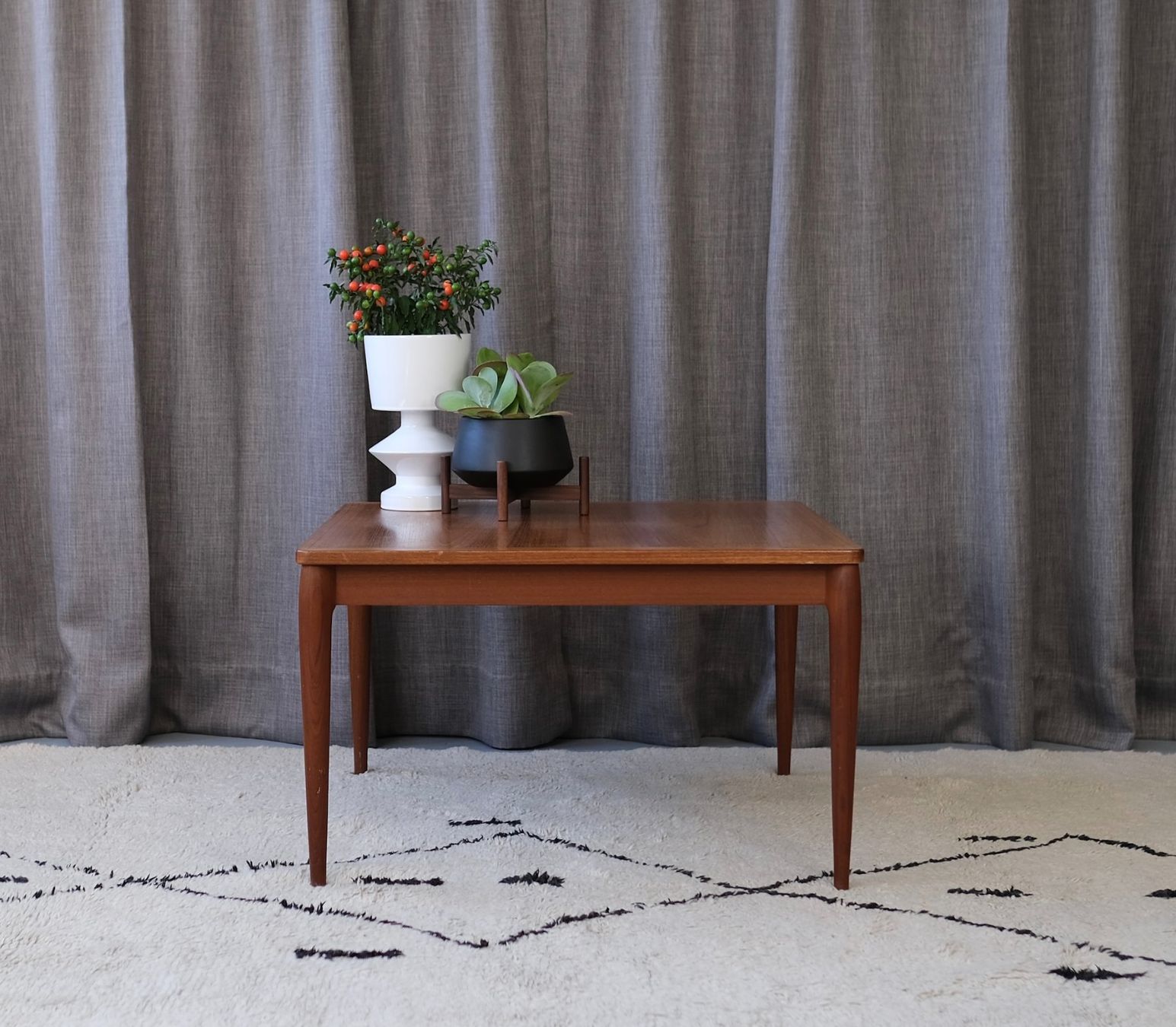 Tavoli: Mid Century Teak side Table, Denmark 1960,s – Usato da Bern venduto da Zmodern_VIN